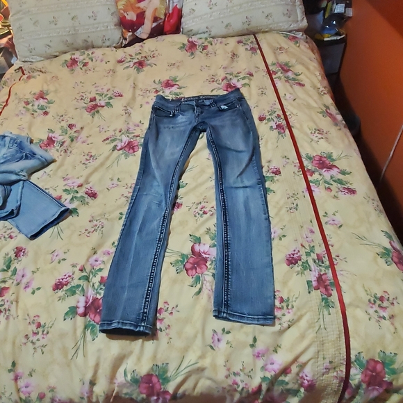 2 pairs of gently used jeans - Picture 2 of 2